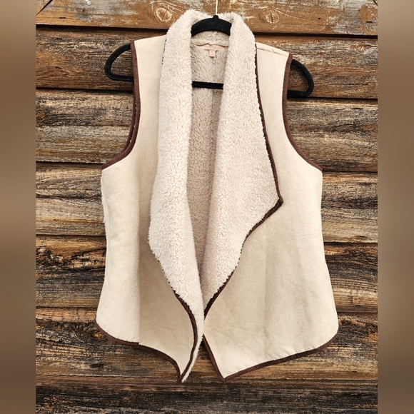 Gibson Latimer Fall Faux Suede & Sherpa Lined Tan/Cream Asymmetrical Flowy Vest - Picture 7 of 16